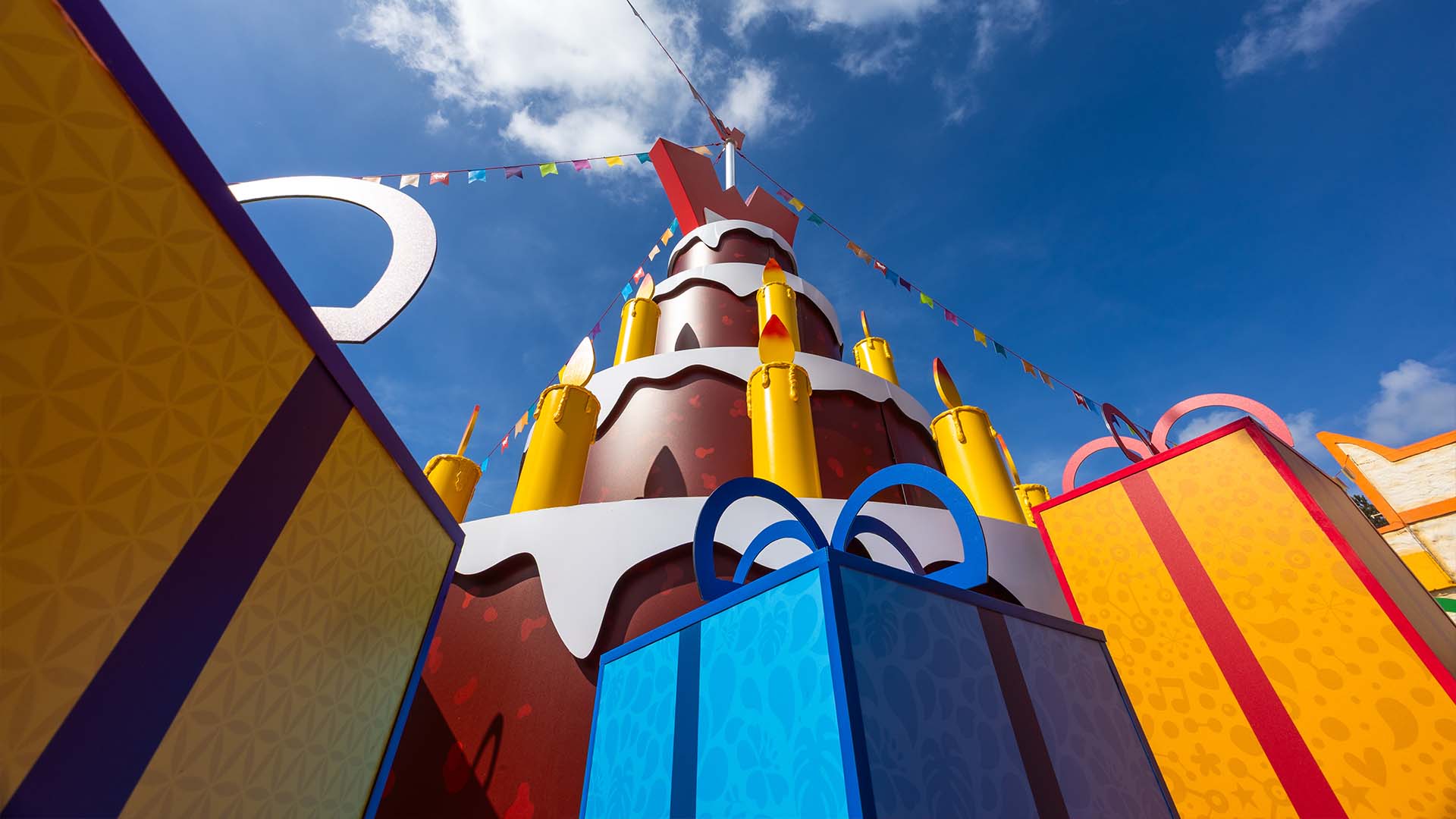 Reusachtige verjaardagstaart speciaal voor 50 jaar Walibi