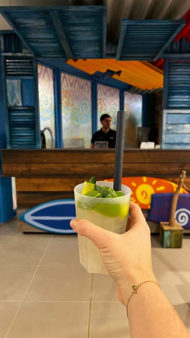 Le bar thématique Aquapulco situé à l'intérieur du parc aquatique Aqualibi.