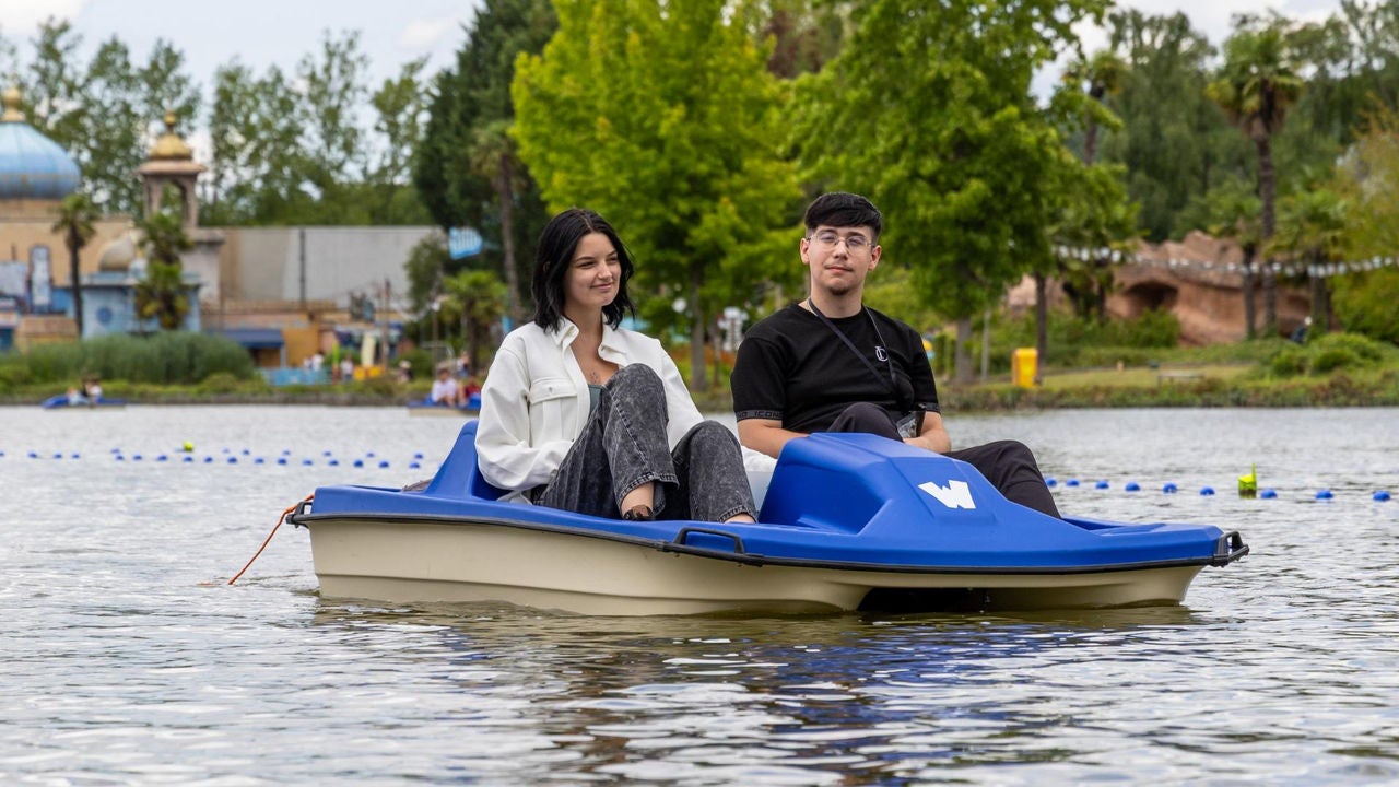 Jong koppel op de Pedalo's in Walibi Belgium