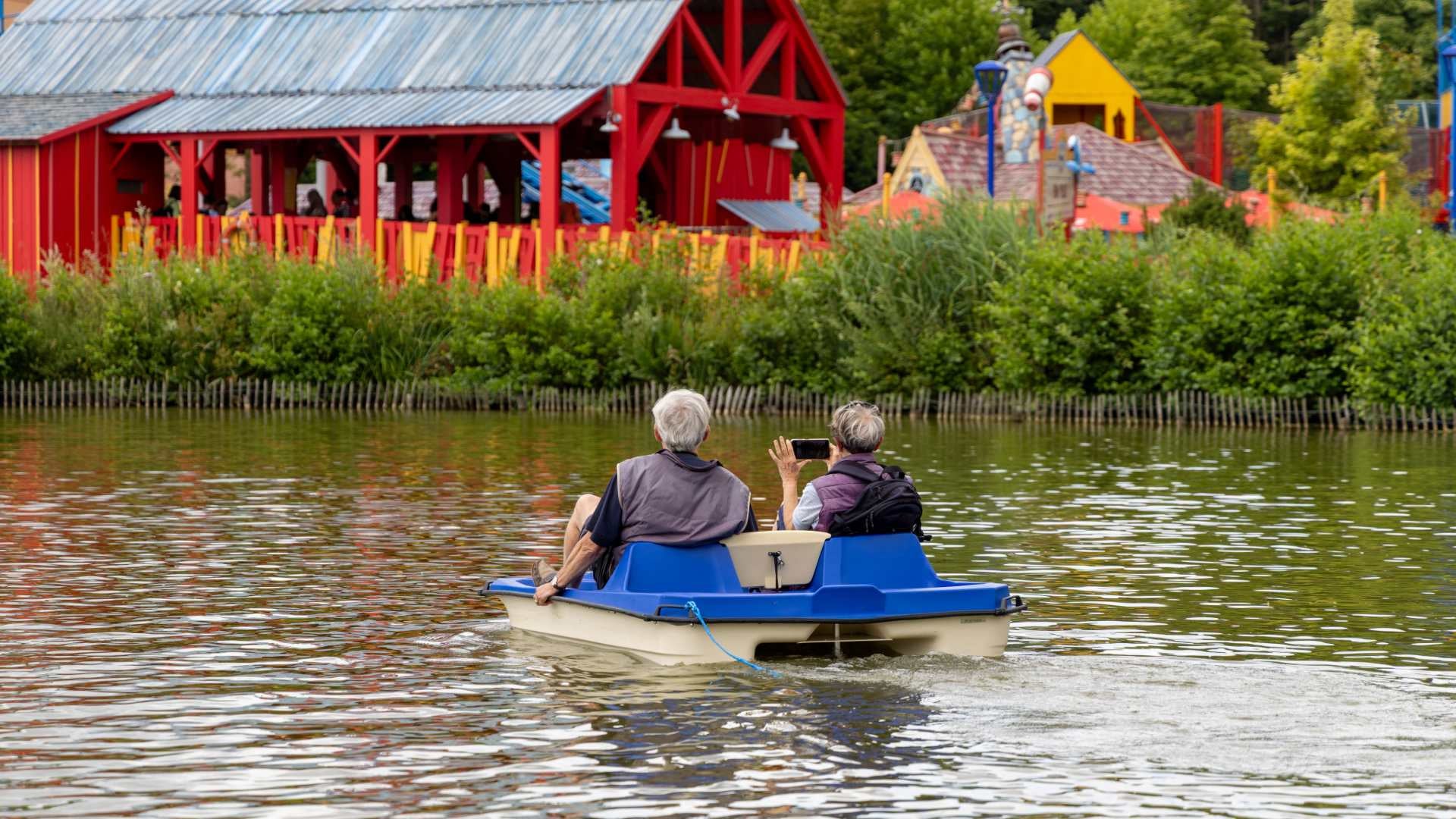 Oud koppel op de Pedalo's in Walibi Belgium