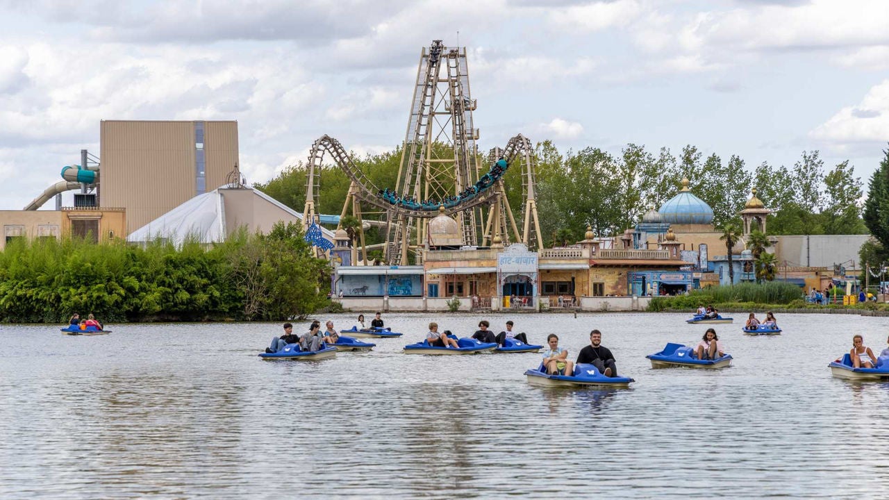 Pedalo's op het meer in Walibi Belgium
