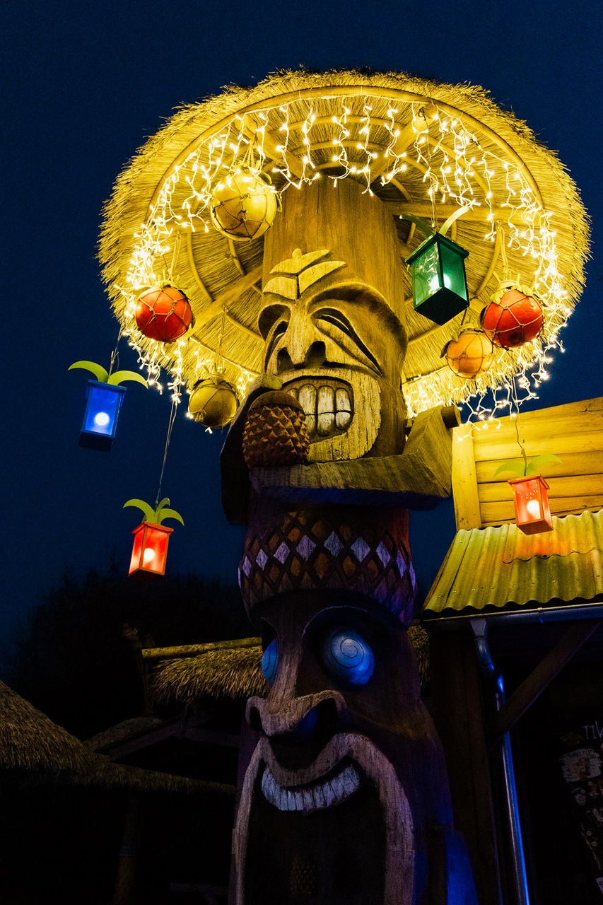 Exotische totem versierd met lichtjes in de zone Festive Tropics tijdens Walibi Winter.