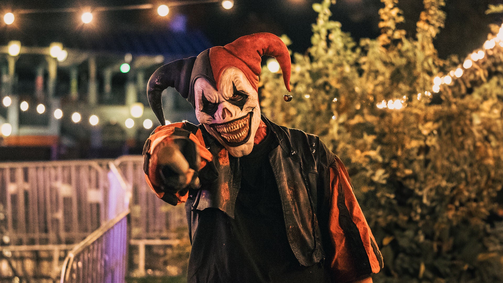 Un des clowns d'Halloween vous montre pour vous inviter à venir à Walibi lors d'Ibilaw.jpg