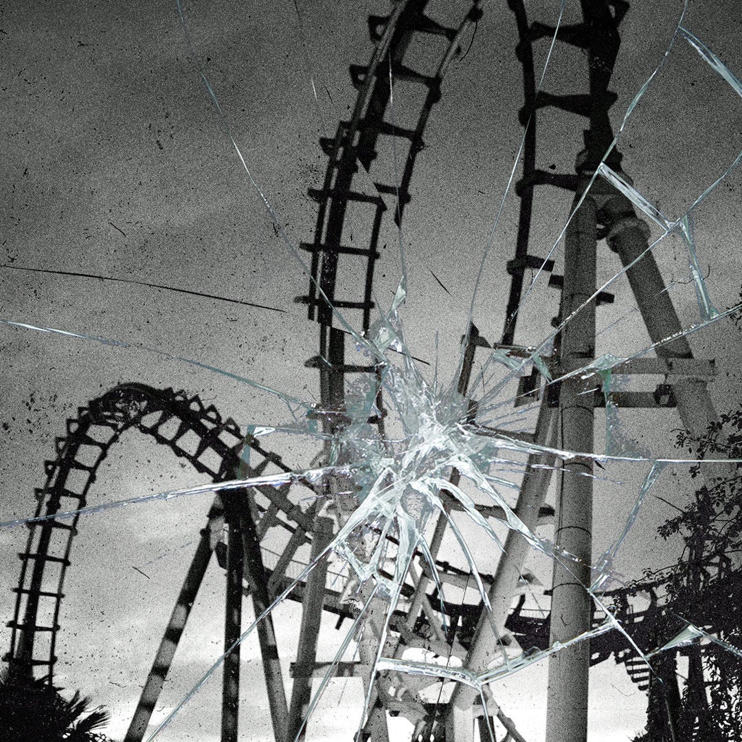 Attractie Cobra in Walibi Belgium in een griezelige sfeer tijdens het Halloween-evenement: Ibilaw