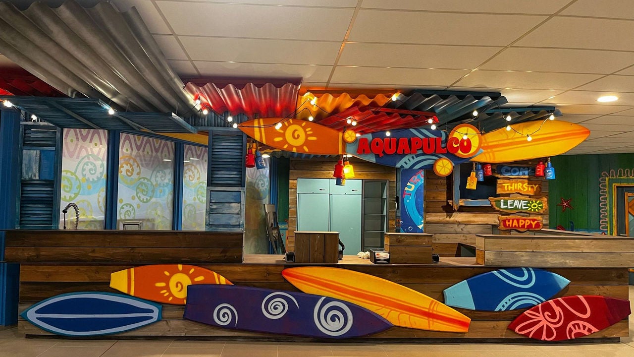 Le bar thématique Aquapulco situé à l'intérieur du parc aquatique Aqualibi.
