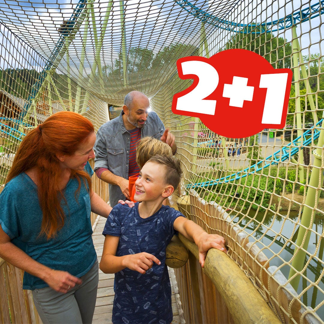 Une famille de 4 passe un super moment dans le Tiki-Trail à Walibi Belgium avec l'offre Summer Holidays: 2+1 pour une visite avant le 31 juillet !