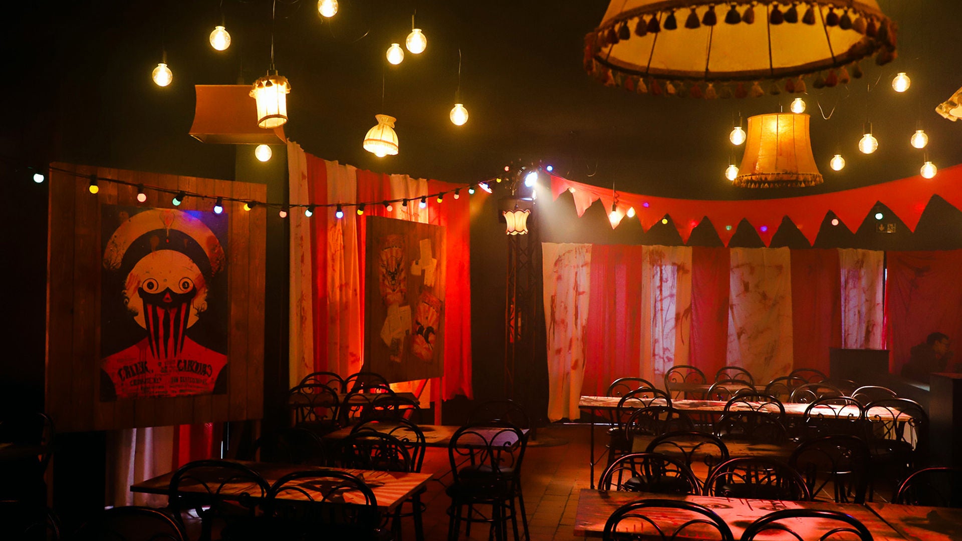 Prenez une chaise dans le restaurant Freaky Pizza Festival de Walibi Belgium