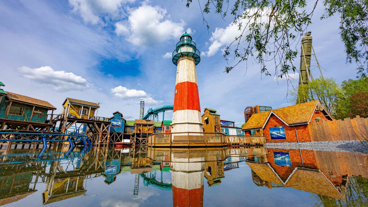 Le phare de Dock World dans le parc d'attractions Walibi Belgium