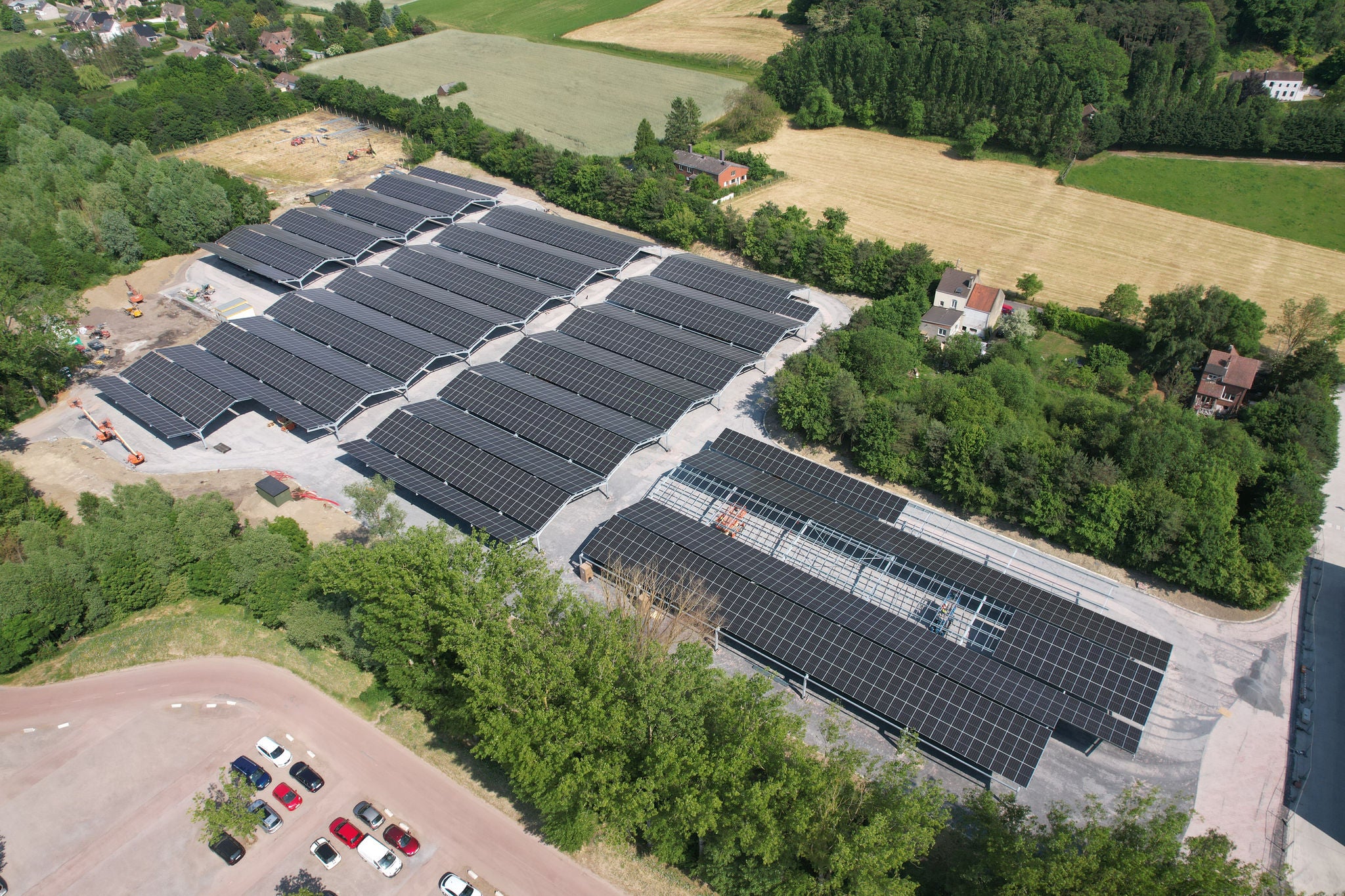 Travaux effectués sur le parking de Walibi pour l'installation de panneaux photovoltaïques en vue de produire une partie de l'énergie nécessaire au bon fonctionnement du parc